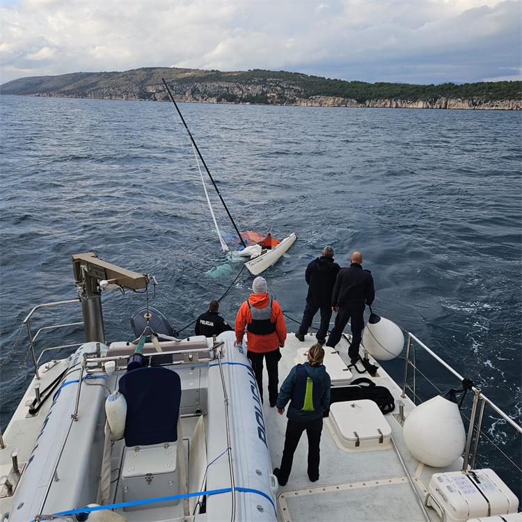 Slika /PU splitsko-dalmatinska 2022/Vijesti (svakodnevno)/brod spasavanje.jpg